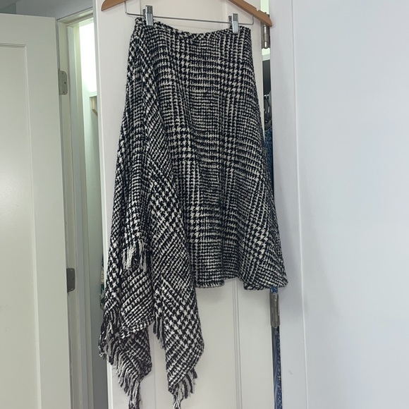 Beautiful black and white Houndstooth Print High/low skirt